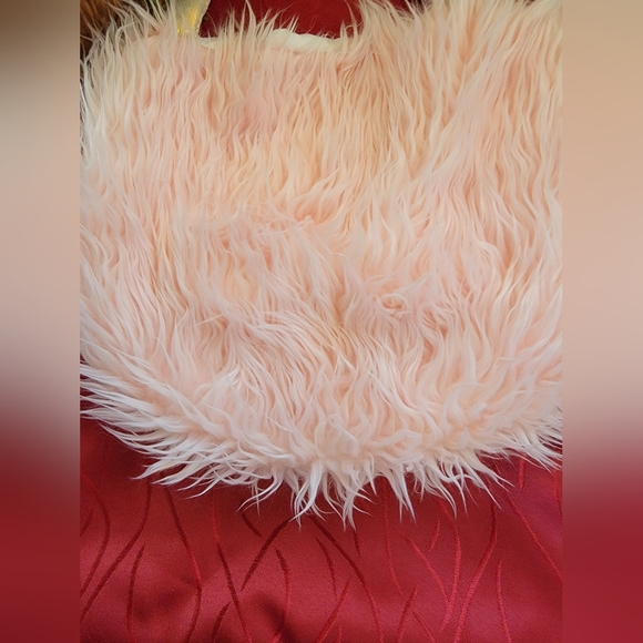 Pink fuzzy purse - Picture 6 of 10
